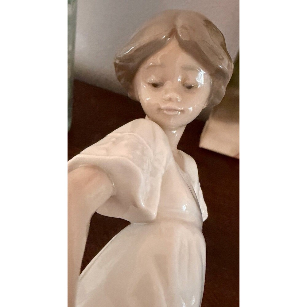 Lladro #1110 Nao “How Pretty” Figurine Excellent Used Condition No Box